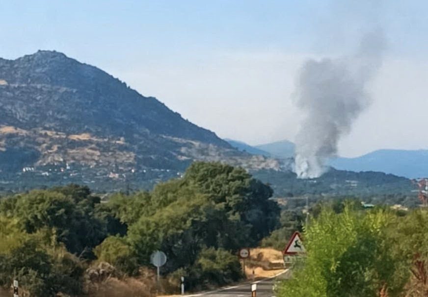 Vista del incendio desde la carretera de Fresnedillas
