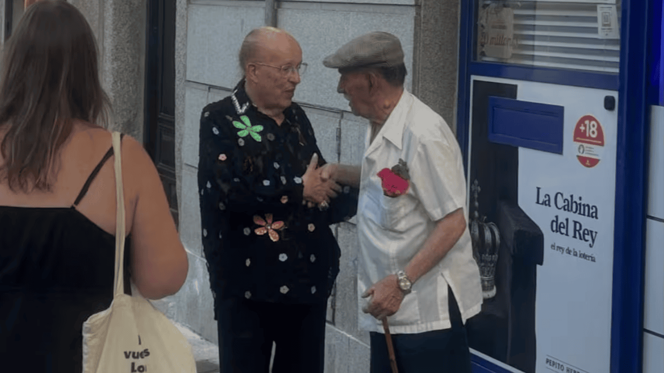 El vidente Rappel, hablando con un vecino junto a Loterías Pepito Herranz, en San Lorenzo de El Escorial