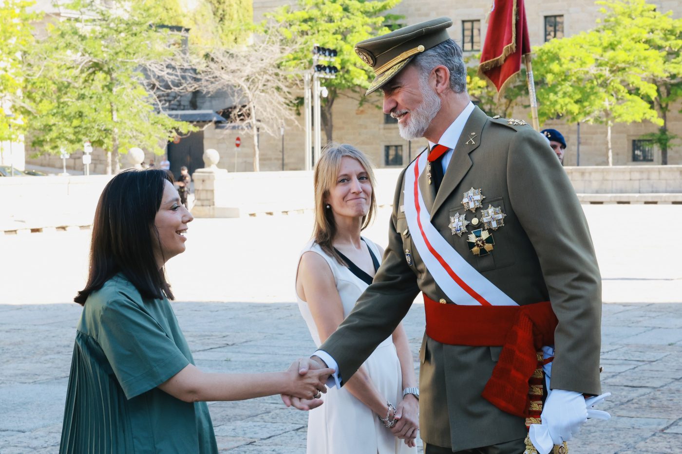 Felipe VI saluda a la directora de la Guardia Civil, Mercedes González, en presencia de la alcaldesa de San Lorenzo, Carlota López