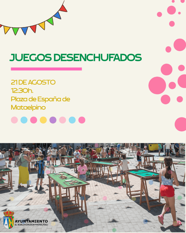 Cartel de Juegos Desenchufados con foto de niños jugando en mesas de madera en una plaza.