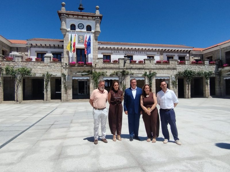 Carlos Izquierdo y Victoria Barderas con representantes locales frente al Ayuntamiento de Hoyo.