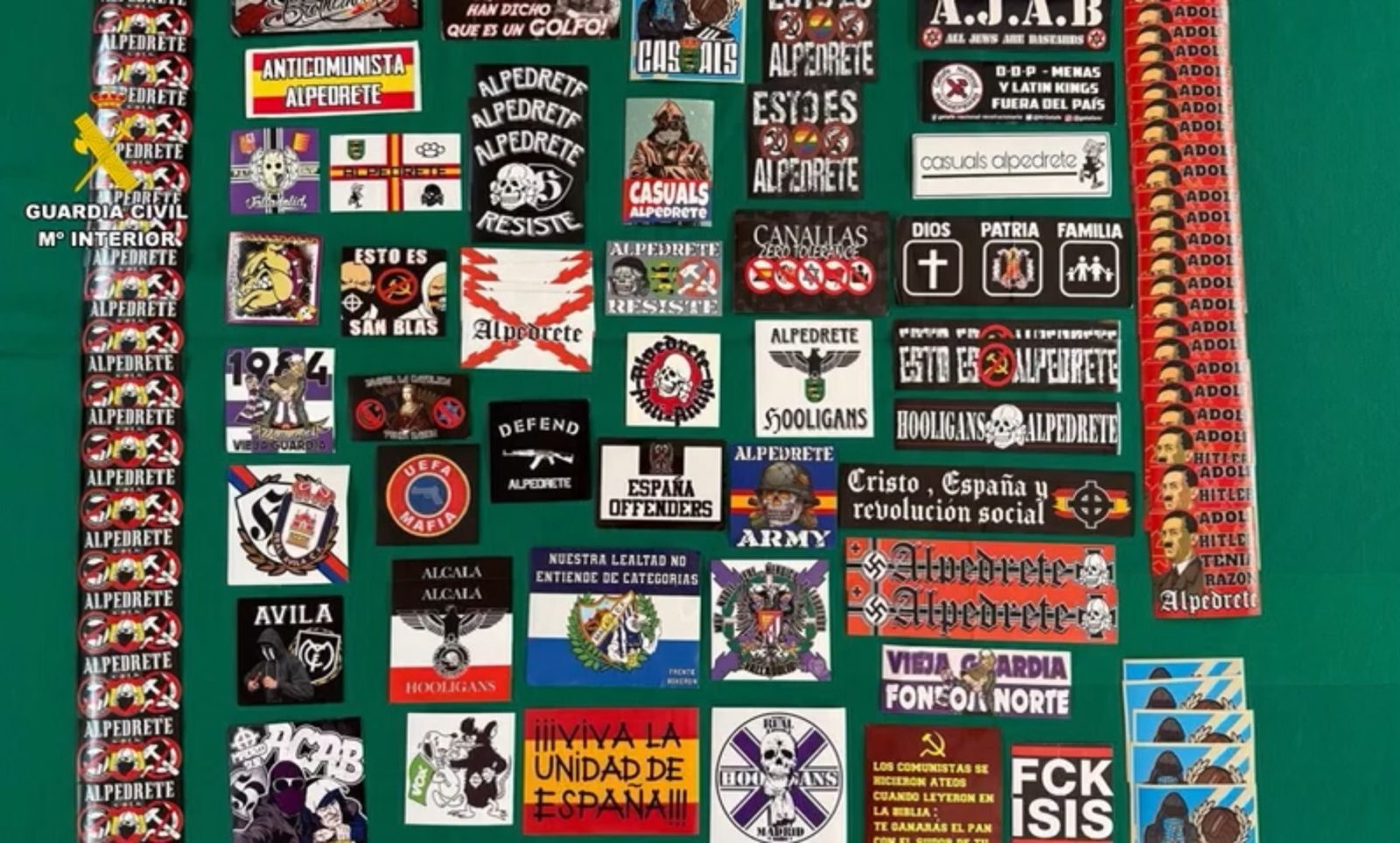 Pegatinas, muchas de ellas con contenido neonazi, requisadas a los detenidos