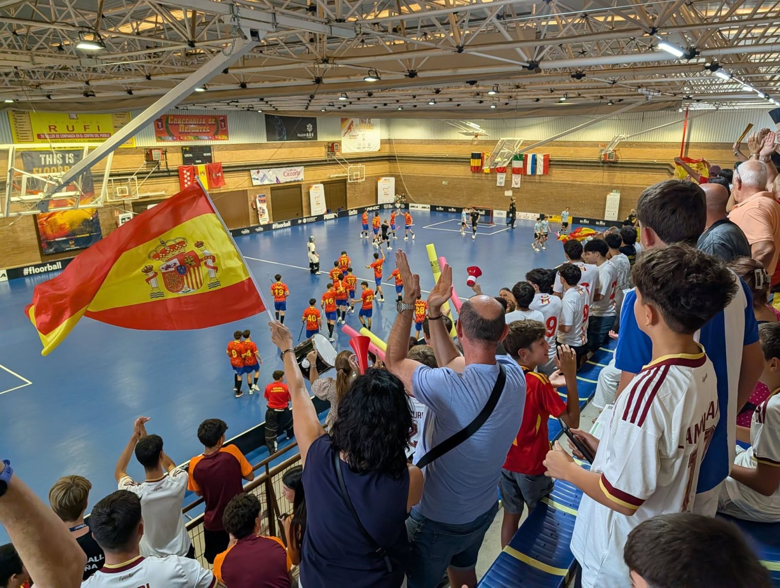 Ambiente en el polideportivo de Guadarrama para seguir los partidos de la Selección Española de Floorball sub-19