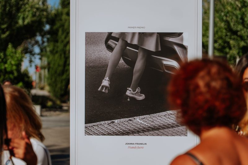 Panel con la obra fotográfica 'Pisando fuerte' de Joanna Franklin, primer premio de la muestra.