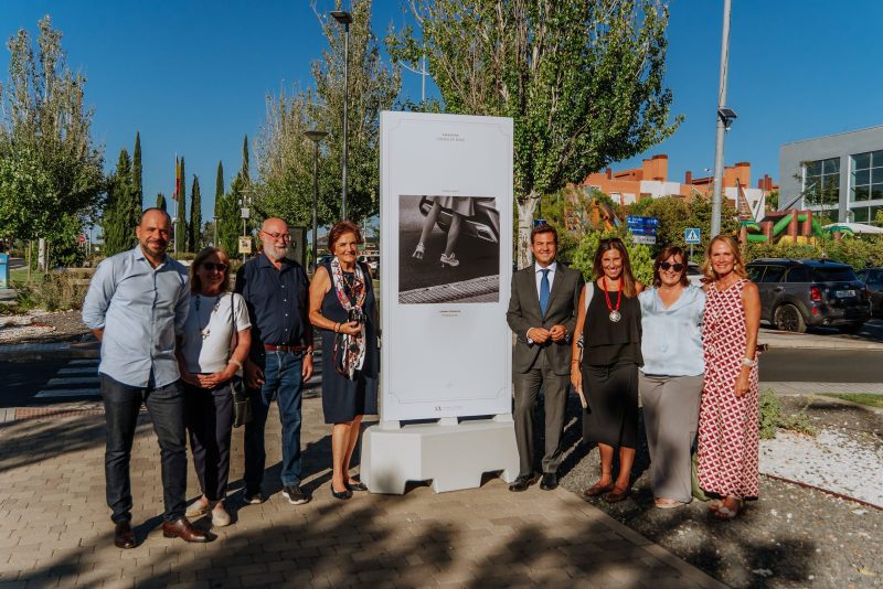 Representantes del Ayuntamiento de Las Rozas y de la asociación posando junto a una foto.