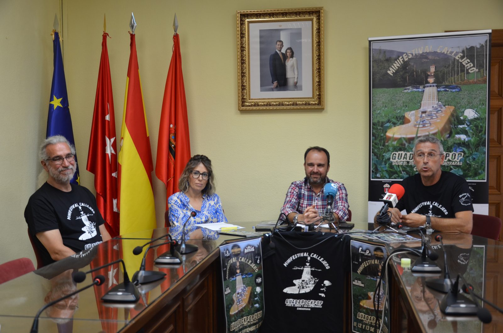 El alcalde de Guadarrama, Diosdado Soto, y la concejala de Cultura, Laura Carrasco, con dos de los organizadores del festival, Jesús Latorre y Paco Ramos