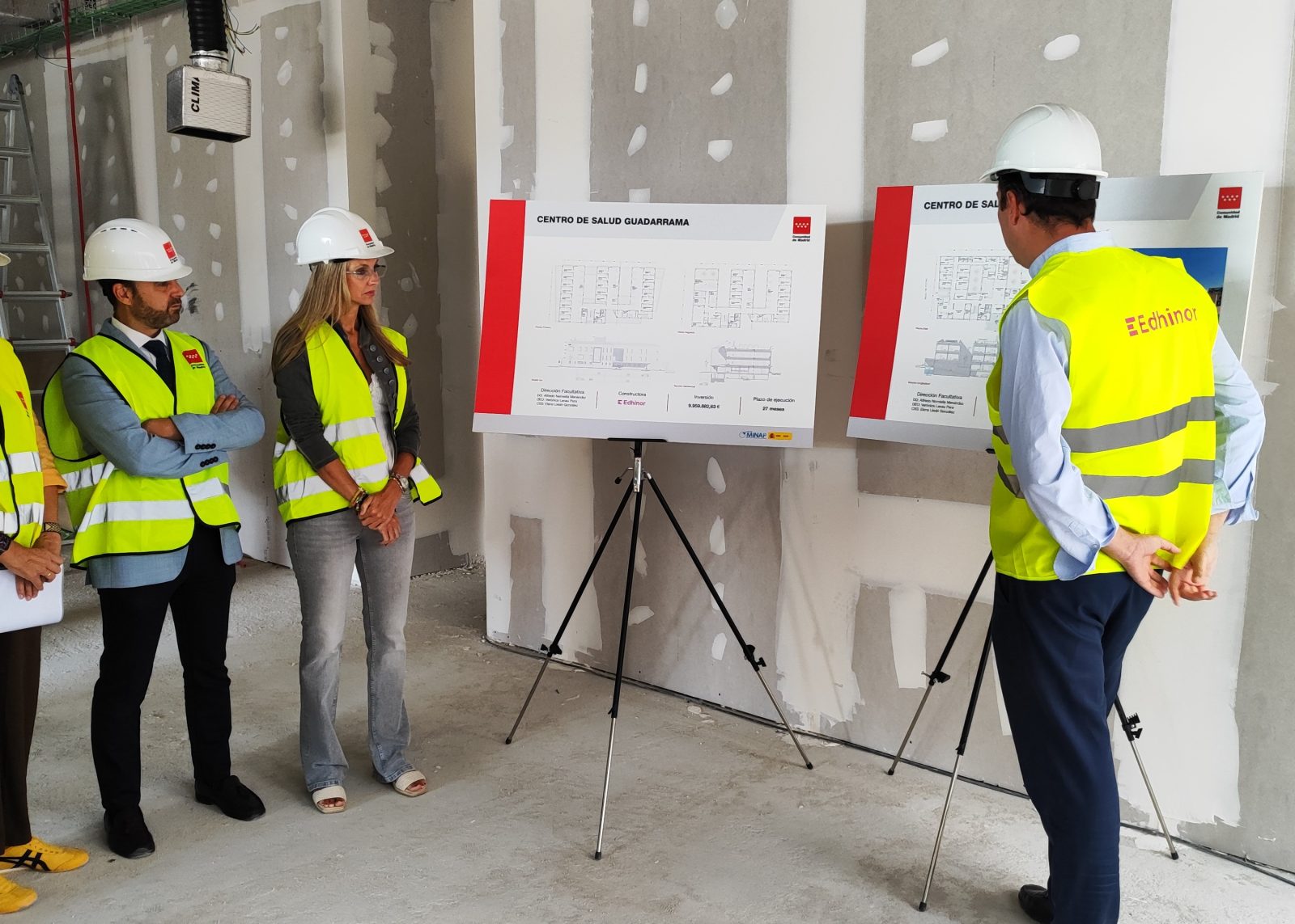 El alcalde de Guadarrama y la viceconsejera de Sanidad, comprobando el desarrollo de las obras