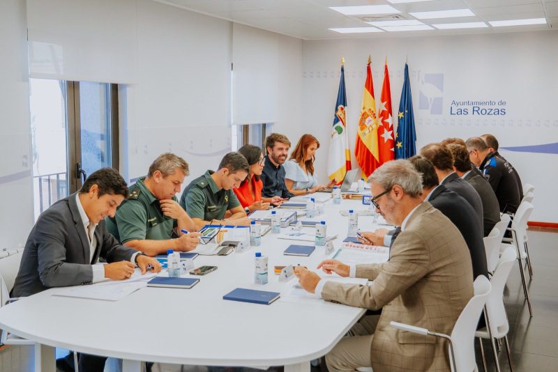 Asistentes a la Junta Local de Seguridad de Las Rozas reunidos junto a las banderas oficiales.