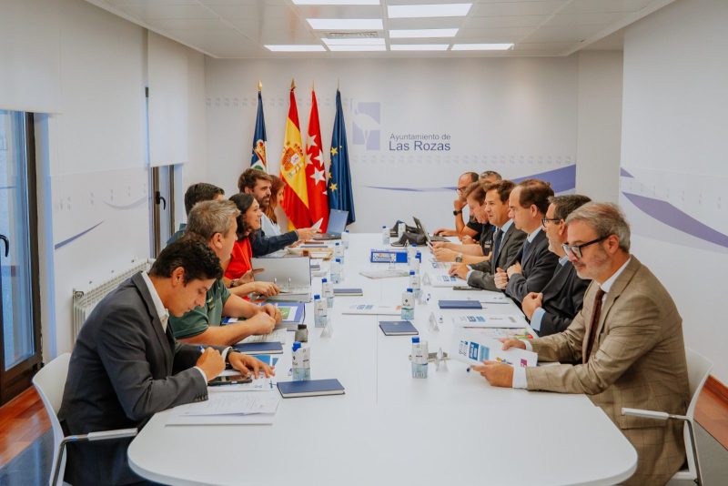 Vista general de la mesa de reuniones de la Junta Local de Seguridad de Las Rozas.