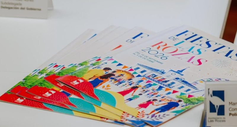Folletos del programa oficial de las Fiestas de Las Rozas 2026 sobre una mesa.