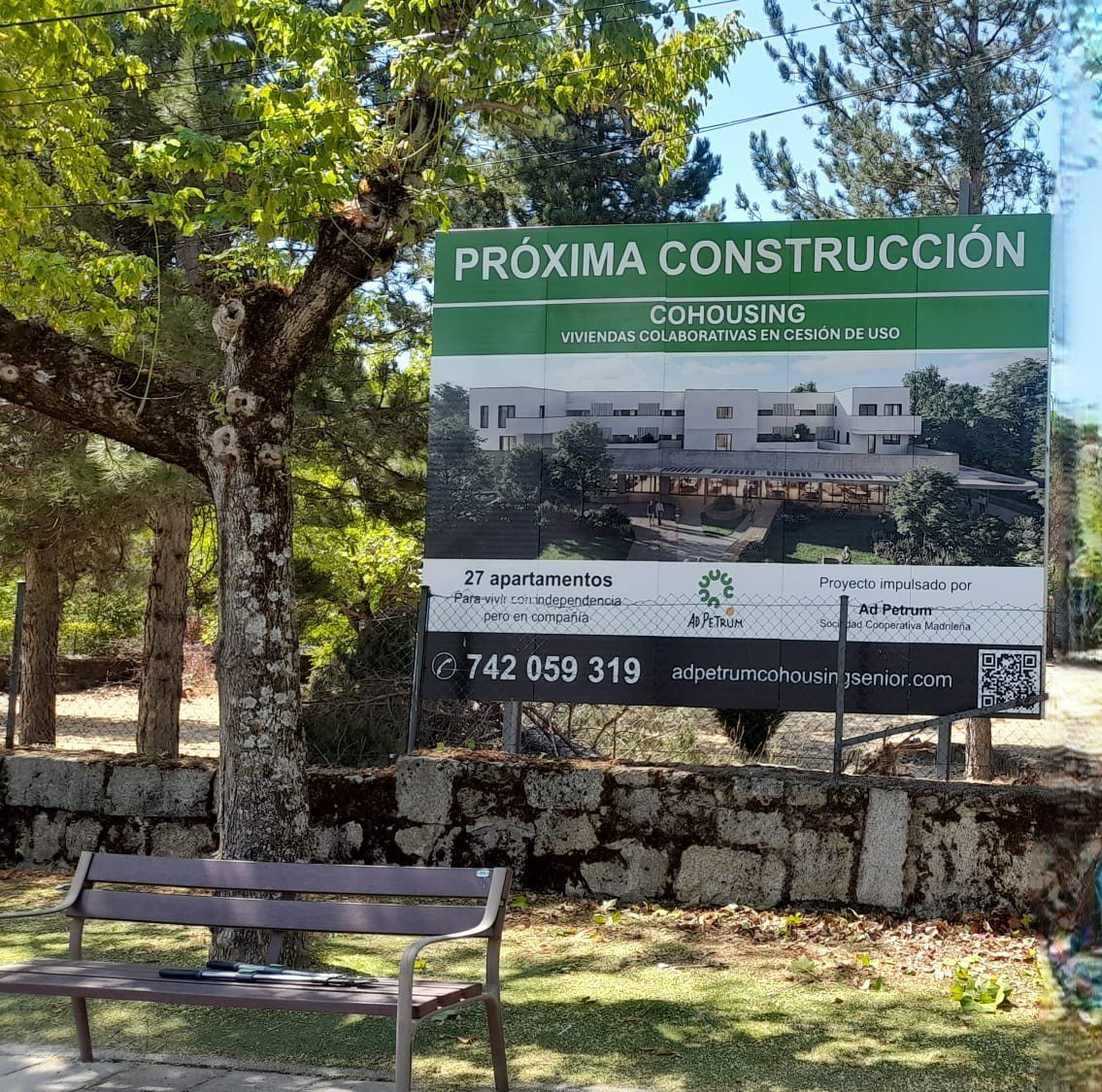 Cartel anunciando la próxima construcción de un cohousing sénior en Guadarrama