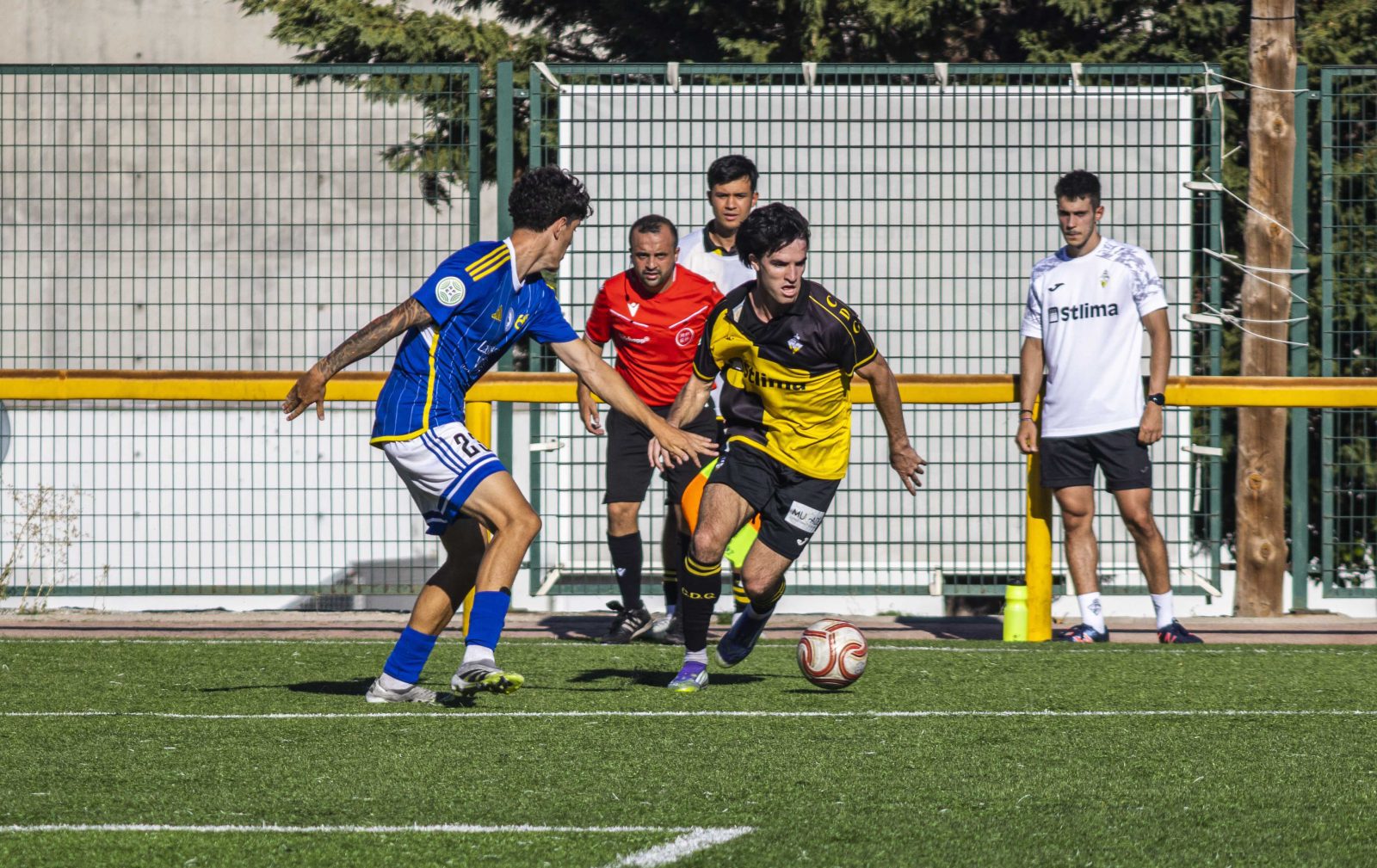 Gonzaga encara a Diego López al borde del área