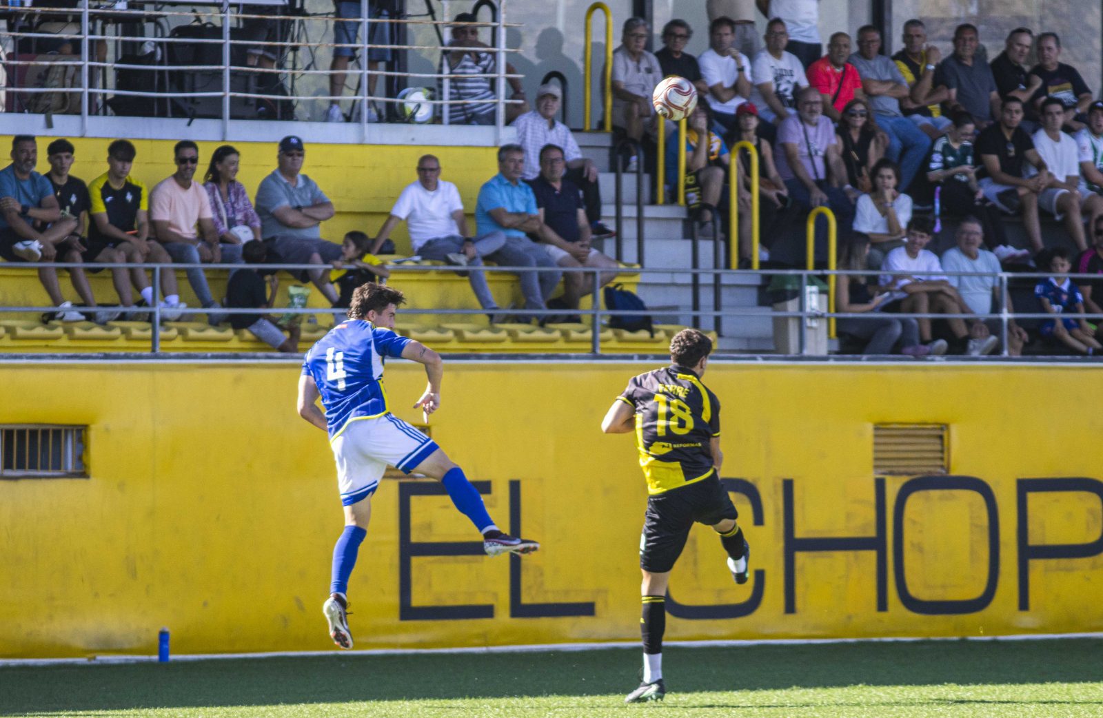 Ander Díaz despeja ante Ferre 