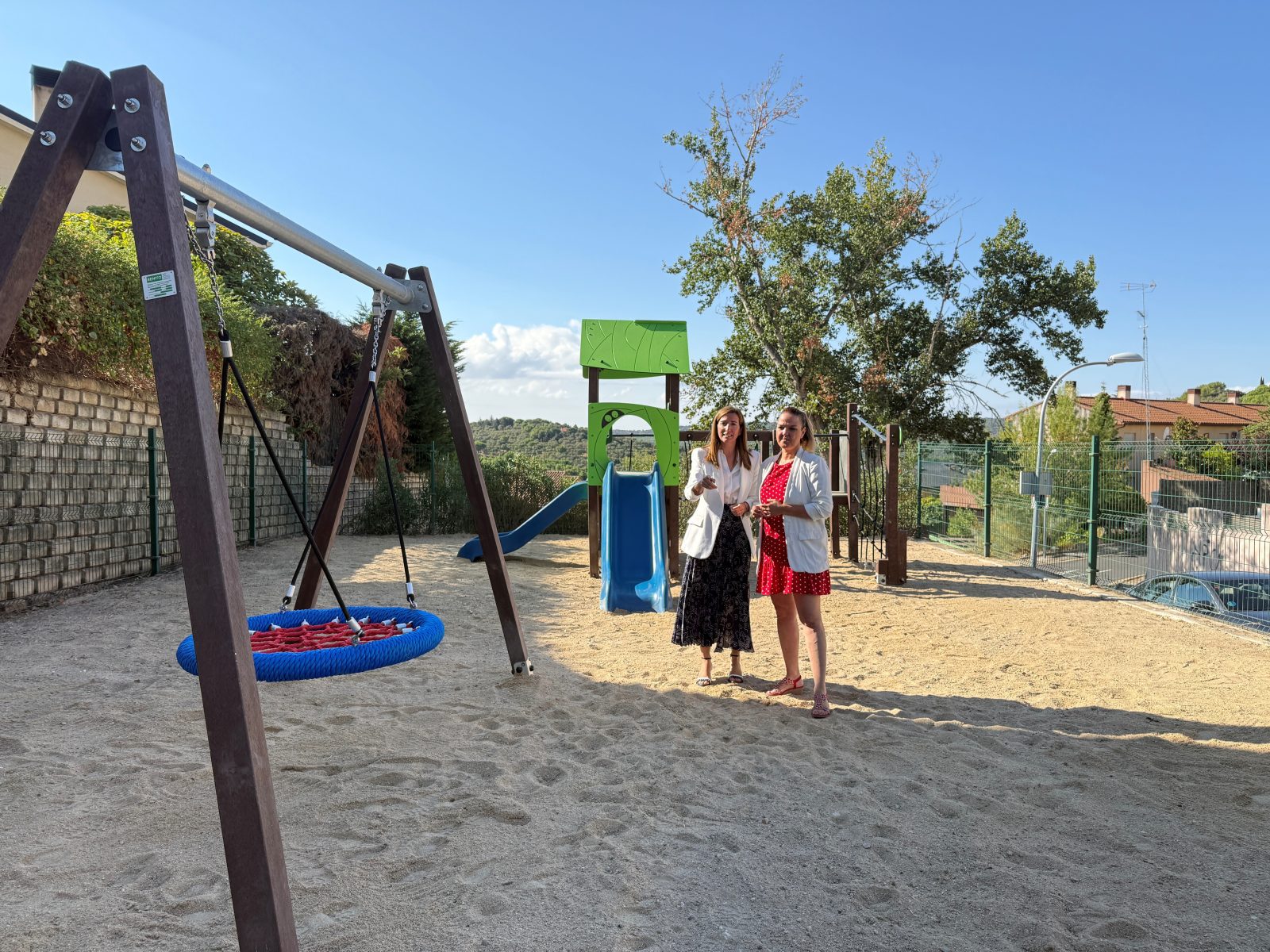 La alcaldesa de Galapagar, Carla Greciano, y la edil de Medio Ambiente, Paloma Lorenzo, en el renovado parque de la calle María Zambrano