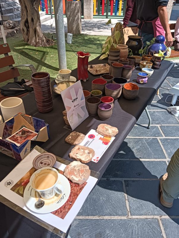 Vasijas de cerámica y tazas de café dispuestas sobre una mesa en la Feria Vamm Arte.