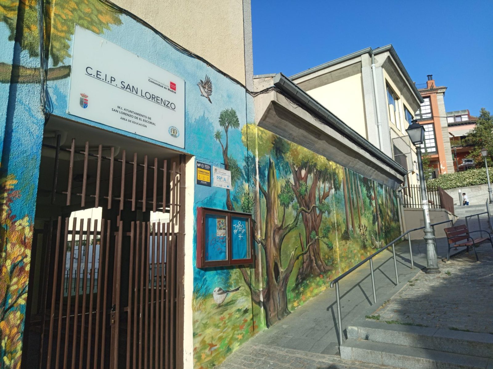 Acceso al CEIP San Lorenzo por la calle Calvario