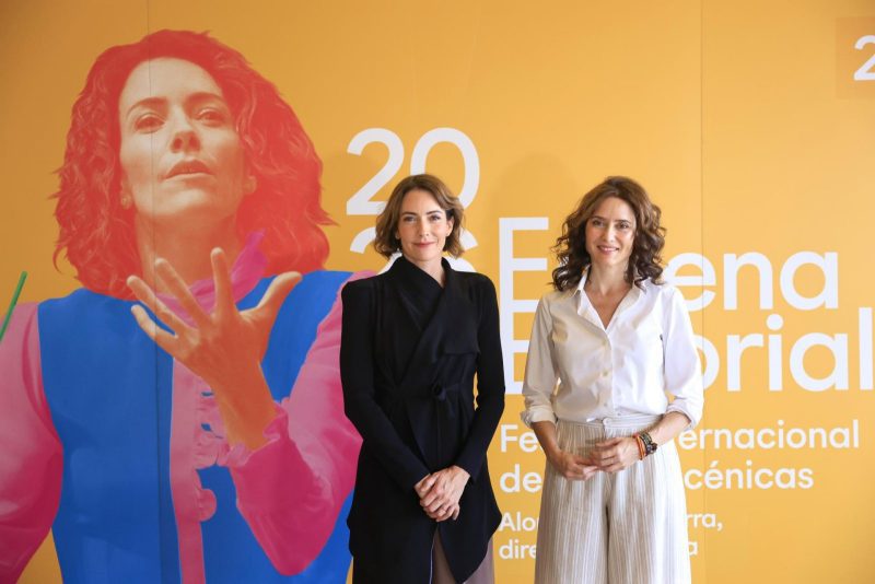 Isabel Díaz Ayuso y la soprano Raquel Lojendio posan junto a un cartel en San Lorenzo de El Escorial.