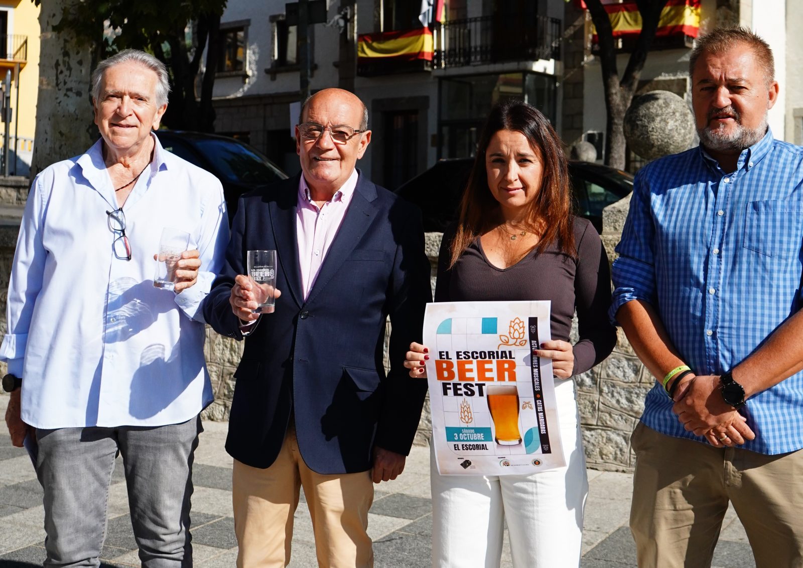 De izquierda a derecha: José Soria, presidente de la Asociación de Comerciantes y Empresarios de El Escorial; Antonio Vicente, alcalde; Mayte Bertomeu, edil de Comercio; e Israel G. Montejo, responsable de la organización