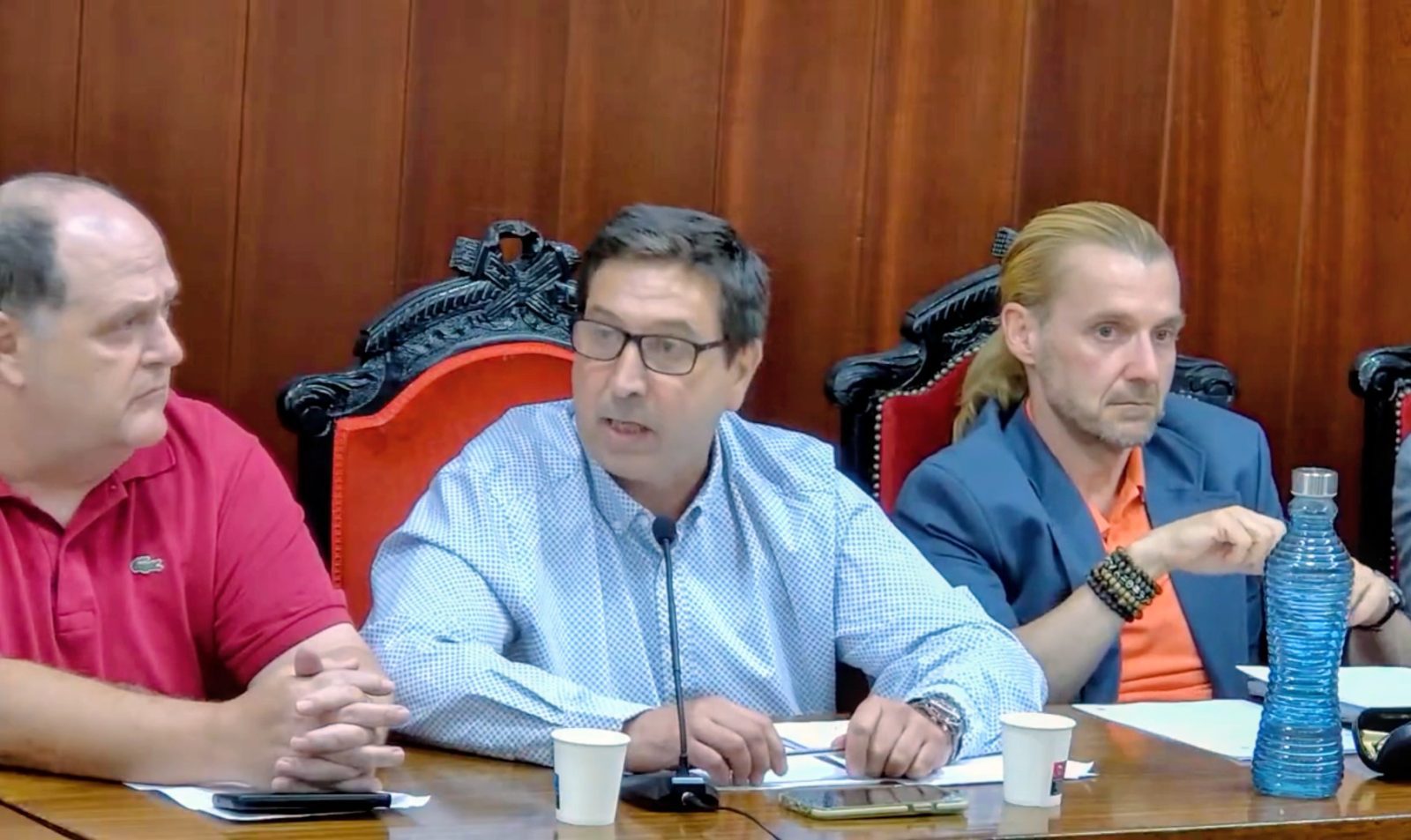 El portavoz del PSOE, Juan Manuel Mateos, en un momento de su intervención antes de abandonar el pleno