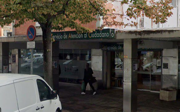Entrada exterior de la oficina del Servicio de Atención al Ciudadano en Collado Villalba.