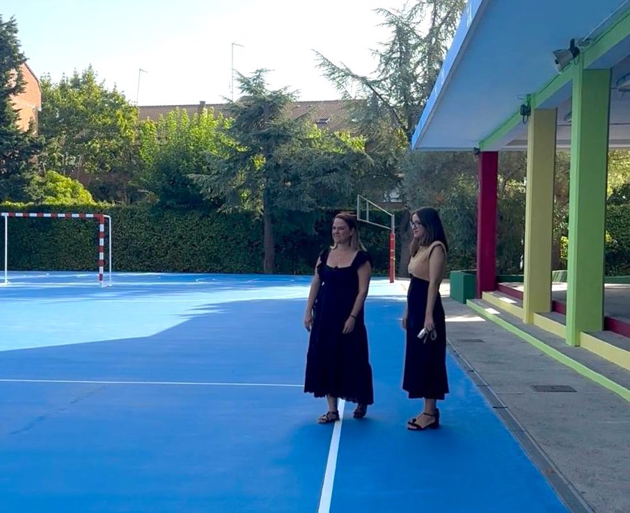 La alcaldesa de Galapagar, Carla Greciano, y la edil de Educación, Beatriz Gutiérrez, en la pista deportiva del colegio público Carlos Ruiz