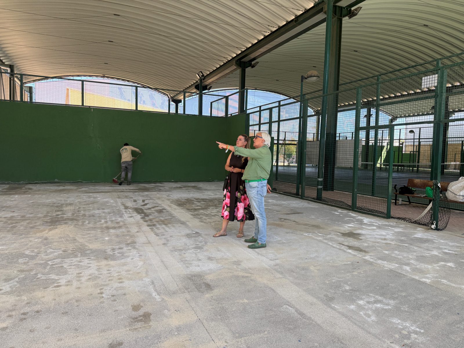 La alcaldesa de Galapagar y el concejal de Deportes, en las pistas de pádel que se están renovando