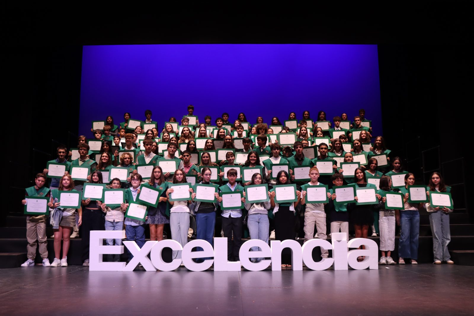 Acto de entrega de las Becas a la Excelencia Académica en el Teatro Jacinto Benavente de Galapagar