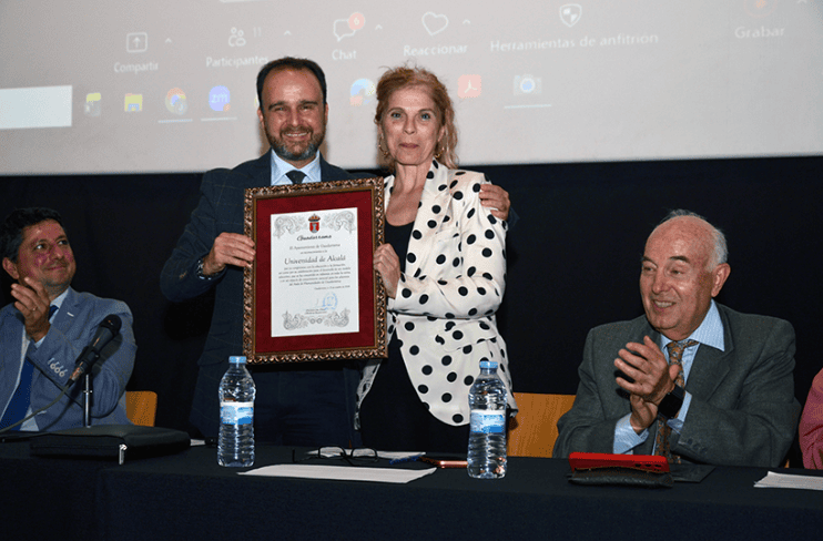 El alcalde de Guadarrama, Diosdado Soto, y la vicerrectora de Enseñanzas Propias de la Universidad de Alcalá, Lourdes Jiménez