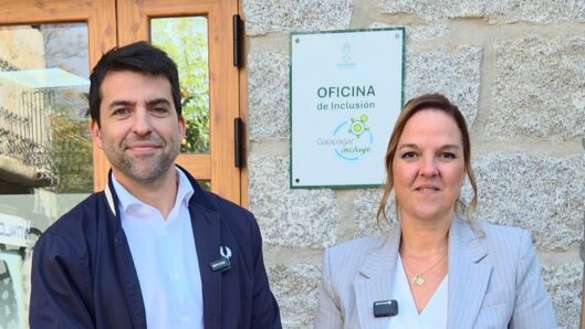 La alcaldesa de Galapagar, Carla Greciano, con el concejal de Inclusión, José María Escudero