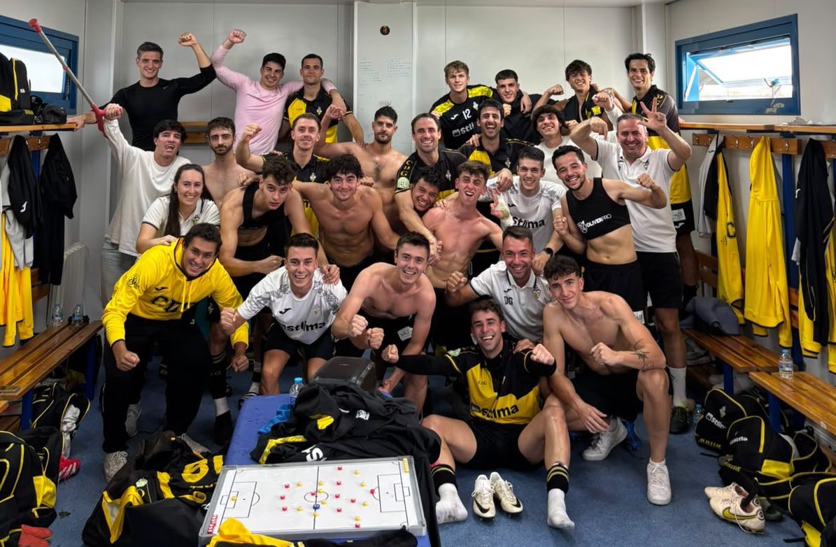 Jugadores del CD Galapagar celebran eufóricos en el vestuario tras su victoria ante el Leganés B.