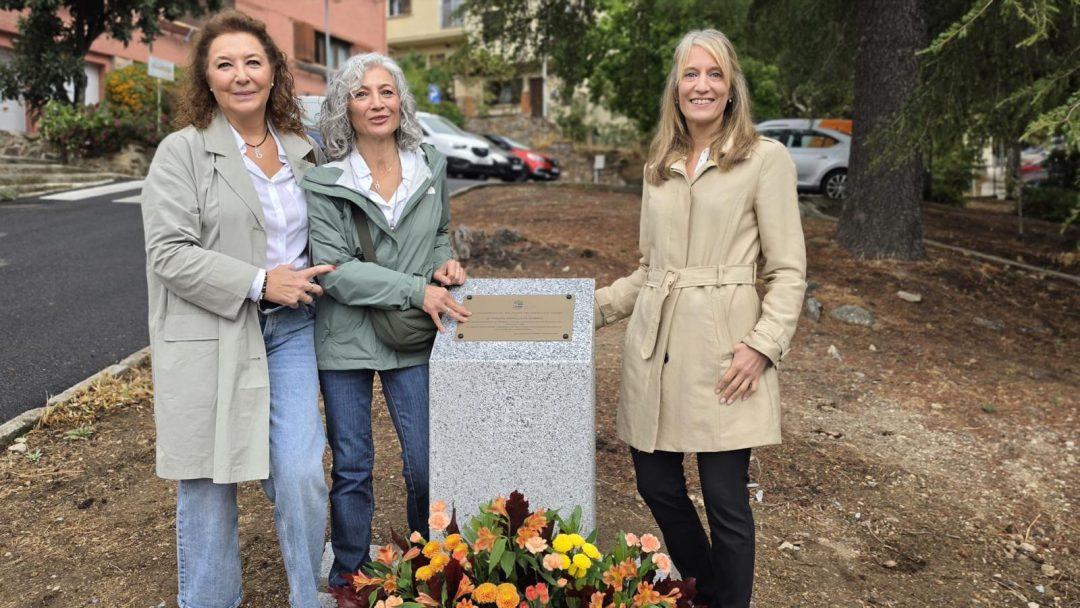 Carlota López Esteban, alcaldesa de San Lorenzo, con familiares de Miguel Espelleta