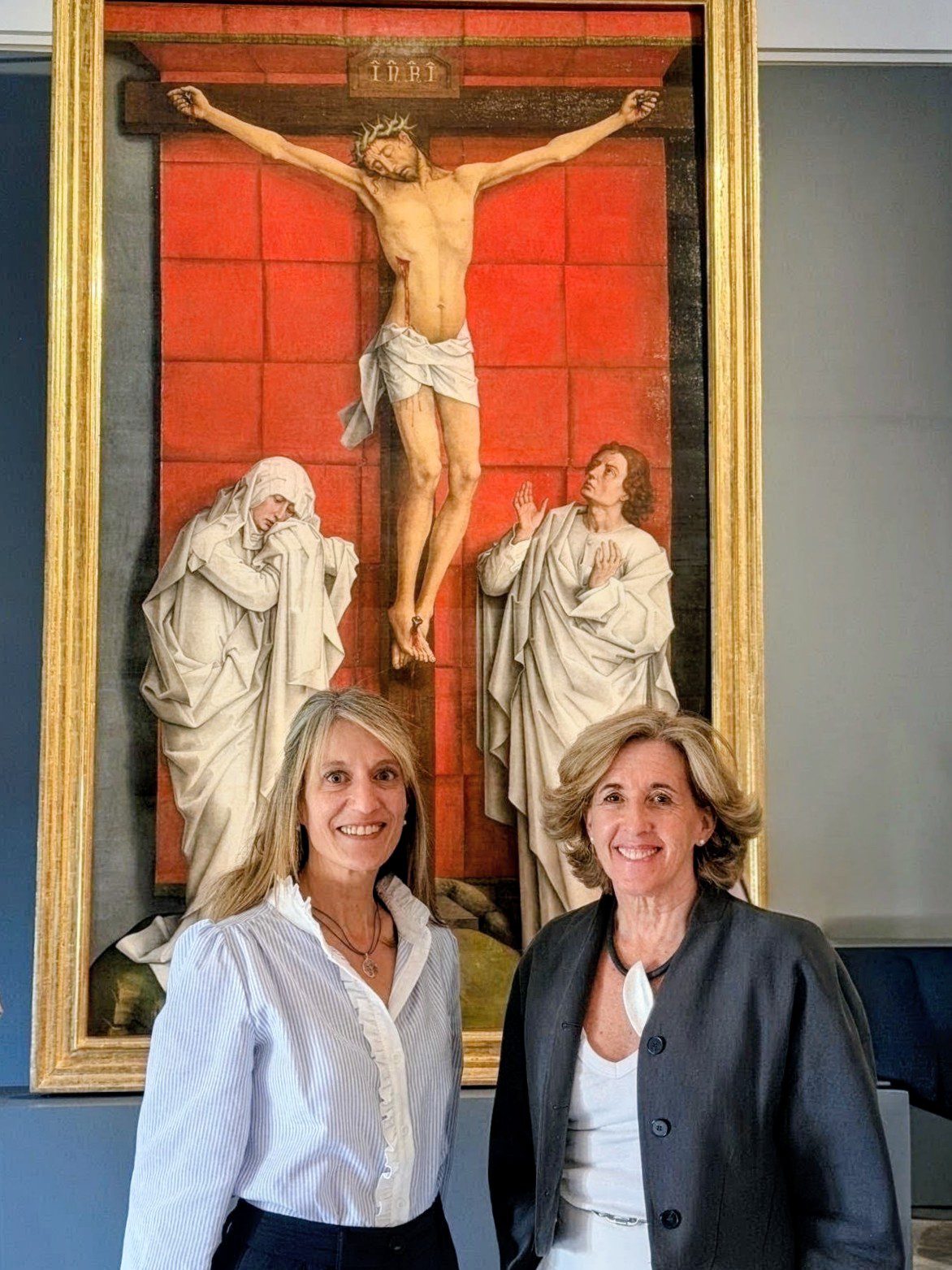 La alcaldesa de San Lorenzo de El Escorial, Carlota López Esteban, y la presidenta de Patrimonio Nacional, Ana de la Cueva, ante el "Calvario" de Rogier Van der Weyden
