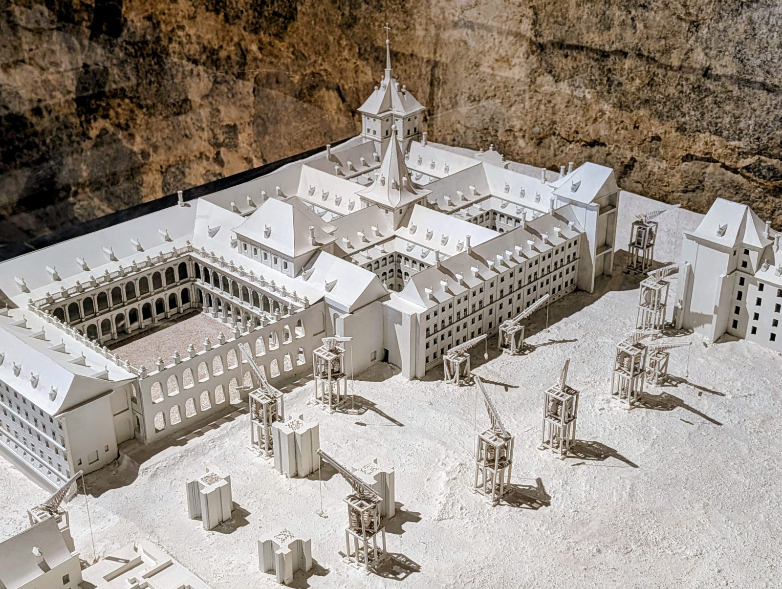 Maqueta del Monasterio con las grúas empleadas en su construcción
