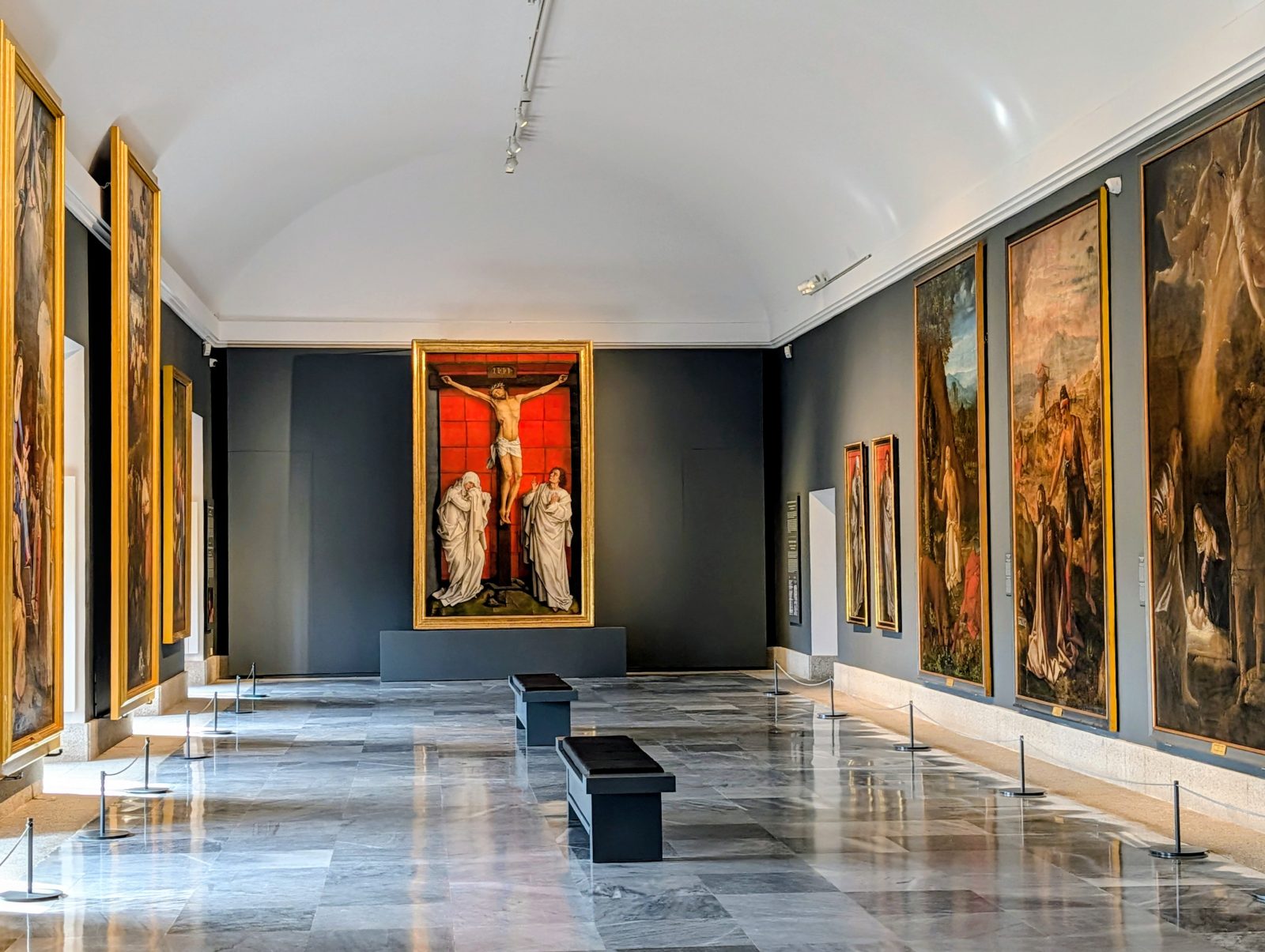 Sala central del Museo de Pintura del Monasterio, con el "Calvario" de Van der Weyden