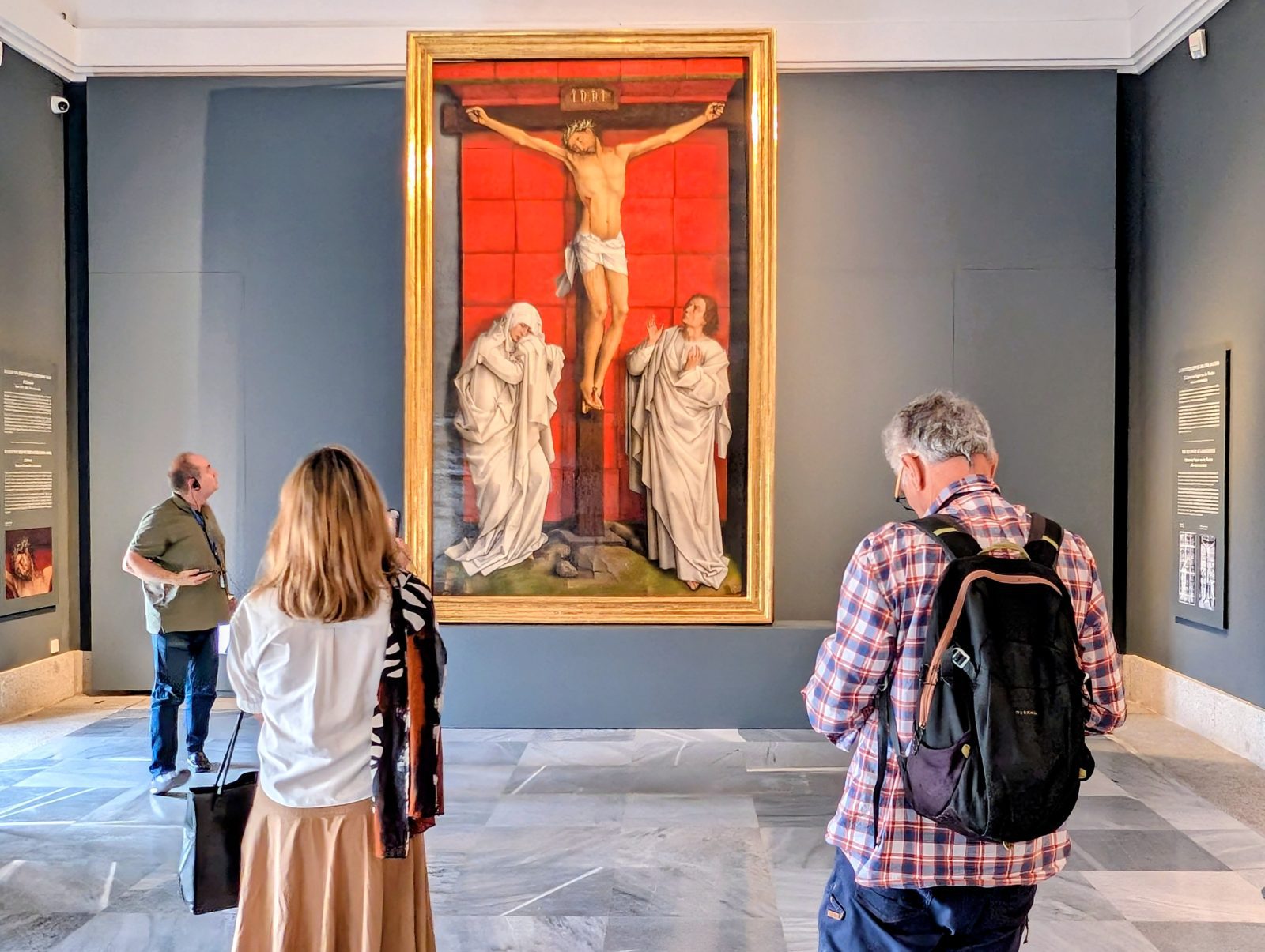 Sala central del Museo de Pintura del Monasterio, con el "Calvario" de Van der Weyden