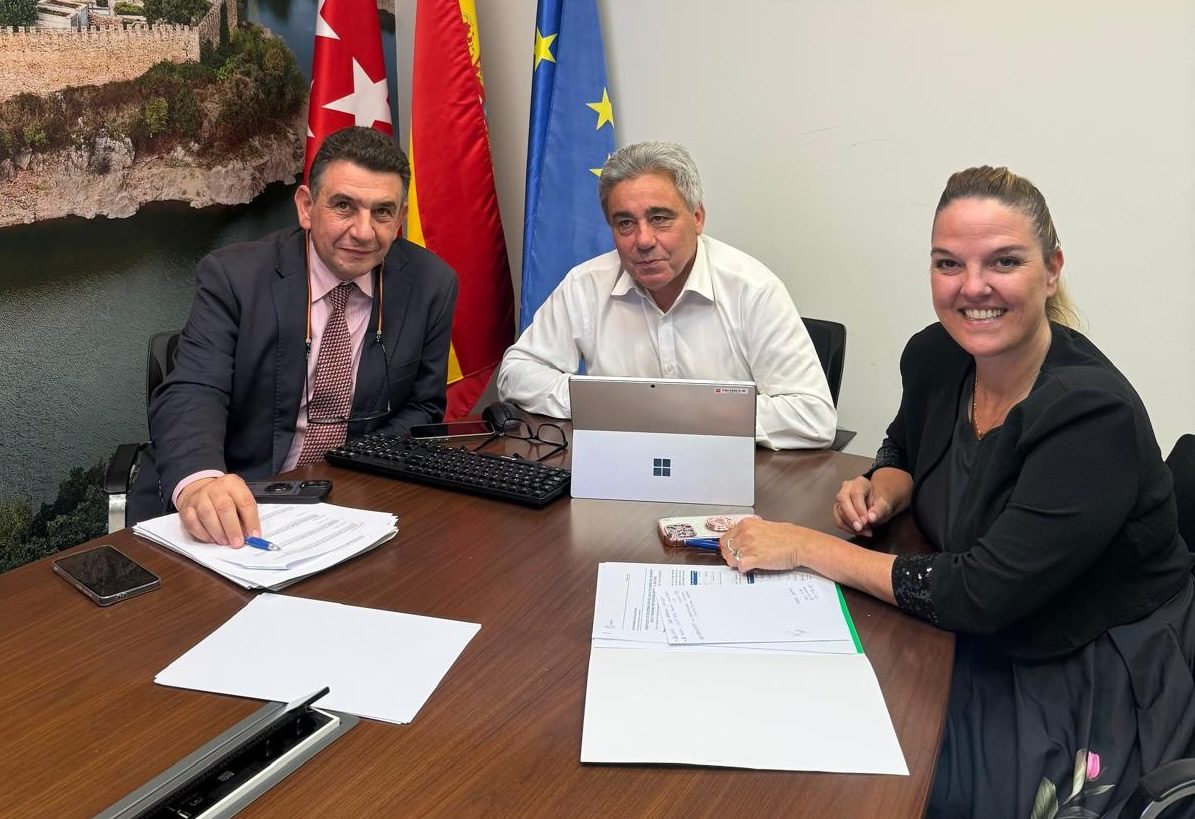La alcaldesa de Galapagar, Carla Greciano, y el concejal de Urbanismo, Ángel Camacho, con José Tortosa, director general de Inversiones y Desarrollo Local de la Comunidad de Madrid