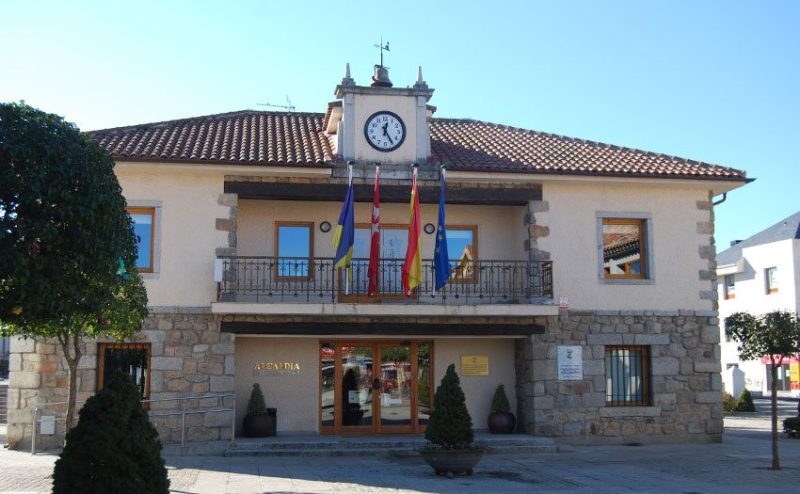Fachada principal del edificio del Ayuntamiento de Torrelodones en un día soleado
