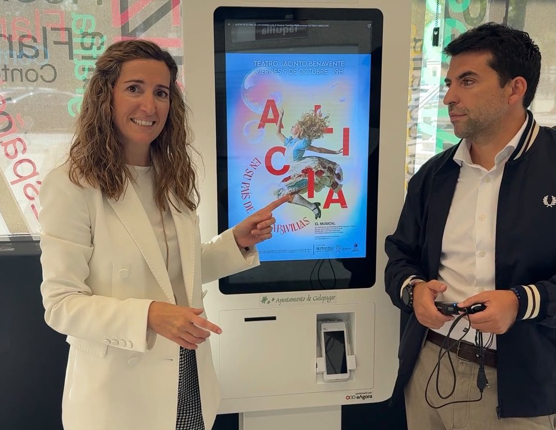 La edil de Cultura de Galapagar, Paloma Lorenzo, con el concejal de Inclusión, José María Escudero