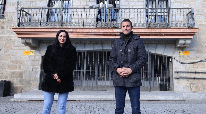 El secretario general del PSOE madrileño, Juan Lobato, con la alcaldesa de Colmenarejo, Miriam Polo / Fotografías: Rafa Herrero