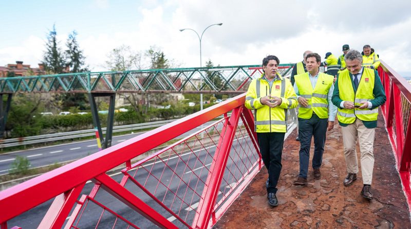 PÉREZ VISITA LAS OBRAS EN LA PASARELA PEATONAL DE LA M-505 EN LAS ROZAS DE MADRID