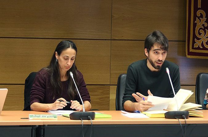 Dos de los ediles del grupo municipal de Unidas por Collado Villalba en una imagen del Pleno de mayo