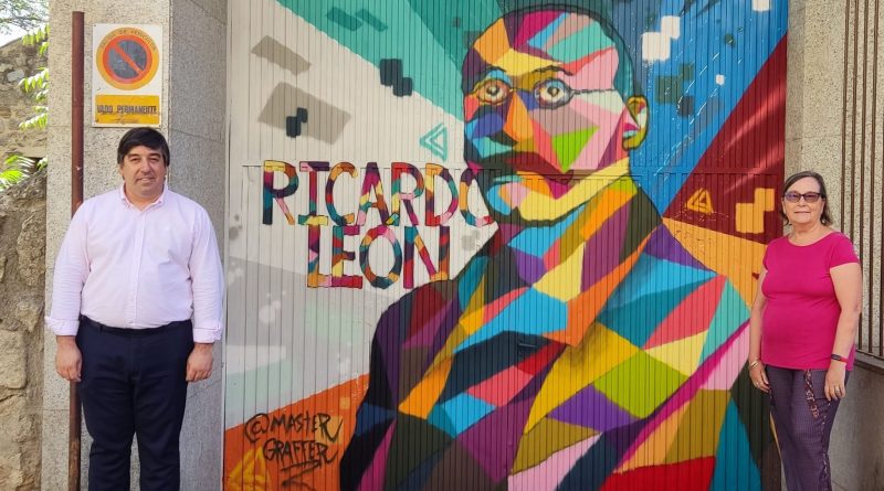 alberto y rosa junto al mural