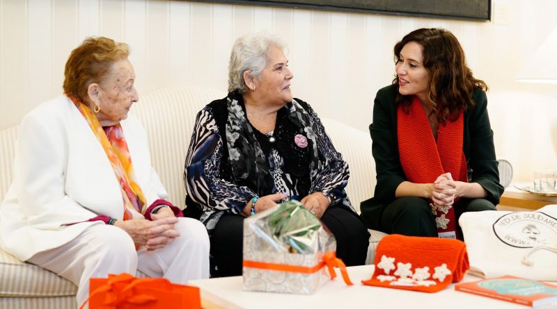DÍAZ AYUSO RECIBE A USUARIOS DE UNA RESIDENCIA DE MAYORES QUE PARTICIPAN EN UN TALLER DE ENVEJECIMIENTO ACTIVO