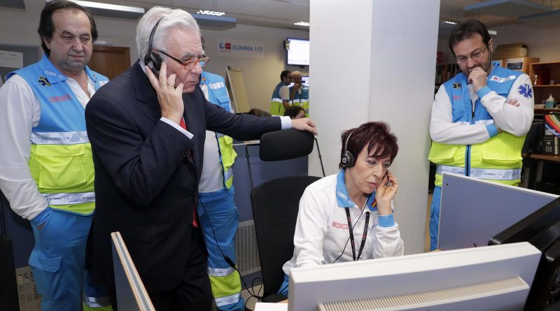 SÁNCHEZ MARTOS VISITA EL CENTRO COORDINADOR DEL SUMMA 112 Y HACE BALANCE DE LA ACTIVIDAD DEL AÑO 2016
El consejero de Sanidad, Jesús Sánchez Martos, visita el Centro Coordinador del Servicio de Urgencias Médicas de Madrid, SUMMA 112, desde donde se movilizan los dispositivos sanitarios de emergencias. Durante la visita a las instalaciones hará balance de la actividad asistencial del año 2016 y comprobará los dispositivos móviles de que dispone para el desarrollo profesional. 
Foto: D.Sinova / Comunidad de Madrid