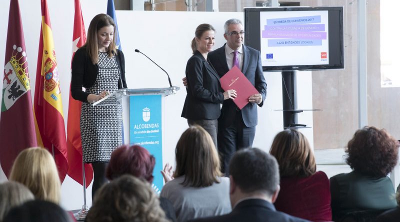 IZQUIERDO ENTREGA A ENTIDADES LOCALES CONVENIOS CONTRA VIOLENCIA DE GÉNERO Y PROMOCIÓN DE LA IGUALDAD
El consejero de Políticas Sociales y Familia, Carlos Izquierdo, entrega convenios de colaboración con entidades locales para la realización de actuaciones contra la violencia de género y promoción de la igualdad de oportunidades entre mujeres y hombres. Estos convenios resaltan la importancia de colaboración entre administraciones para el bienestar de los ciudadanos en dos acciones tan importantes para nuestra sociedad.
Foto: Pedro González / Comunidad de Madrid