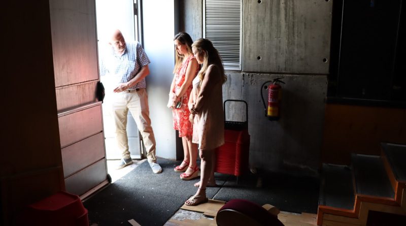 Carla y Paloma visitando el Teatro Jacinto Benavente