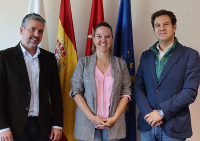 Los alcaldes de Galapagar y Las Rozas, Carla Greciano y José de la Uz, con el edil roceño de Infraestructuras, José Cabrera