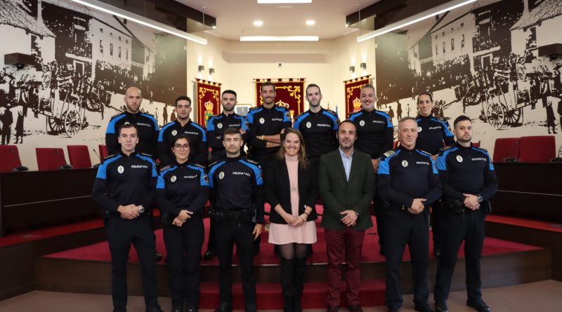 La alcaldesa y el concejal de Seguridad de Galapagar, con los 11 nuevos agentes que han superado el periodo de prácticas