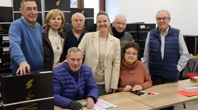La alcaldesa de Galapagar y la edil de Familia, con varios mayores de la localidad