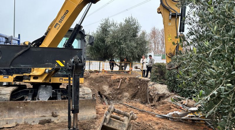 La alcaldesa y el concejal de Urbanismo, comprobando el inicio de los trabajos en la rotonda junto al colegio San Gregorio